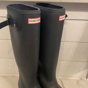 Hunter Navy Boot size 8